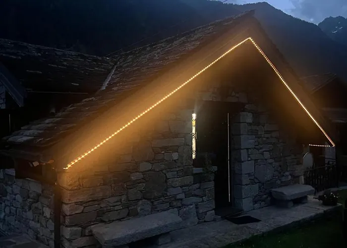 Anza Village - Steine Hueues 1